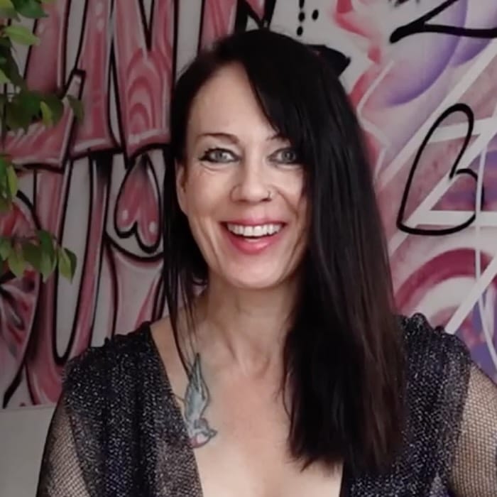 873 – Training anal avec un gode double-fist (11:27)