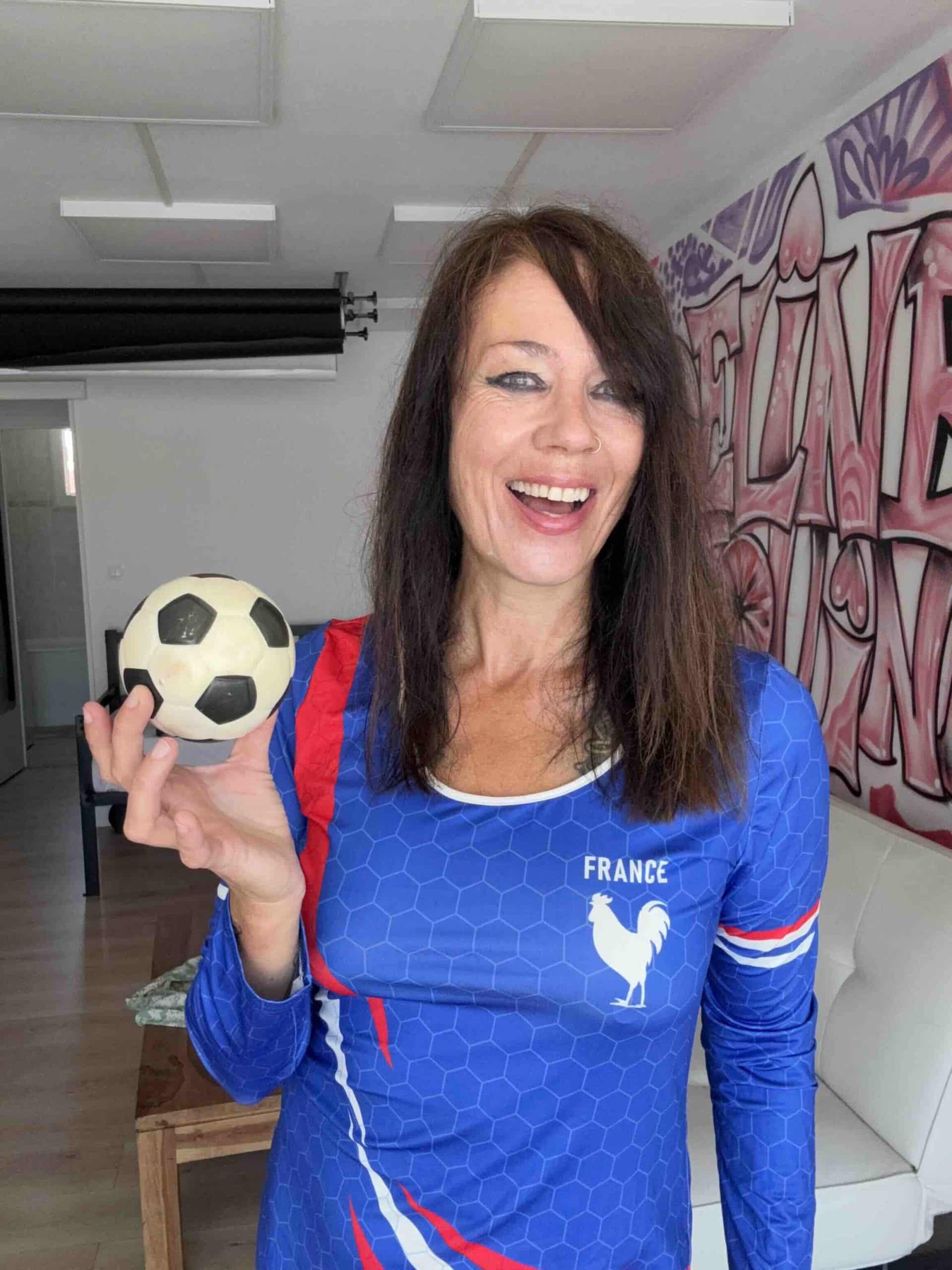 Supportrice avec ballon